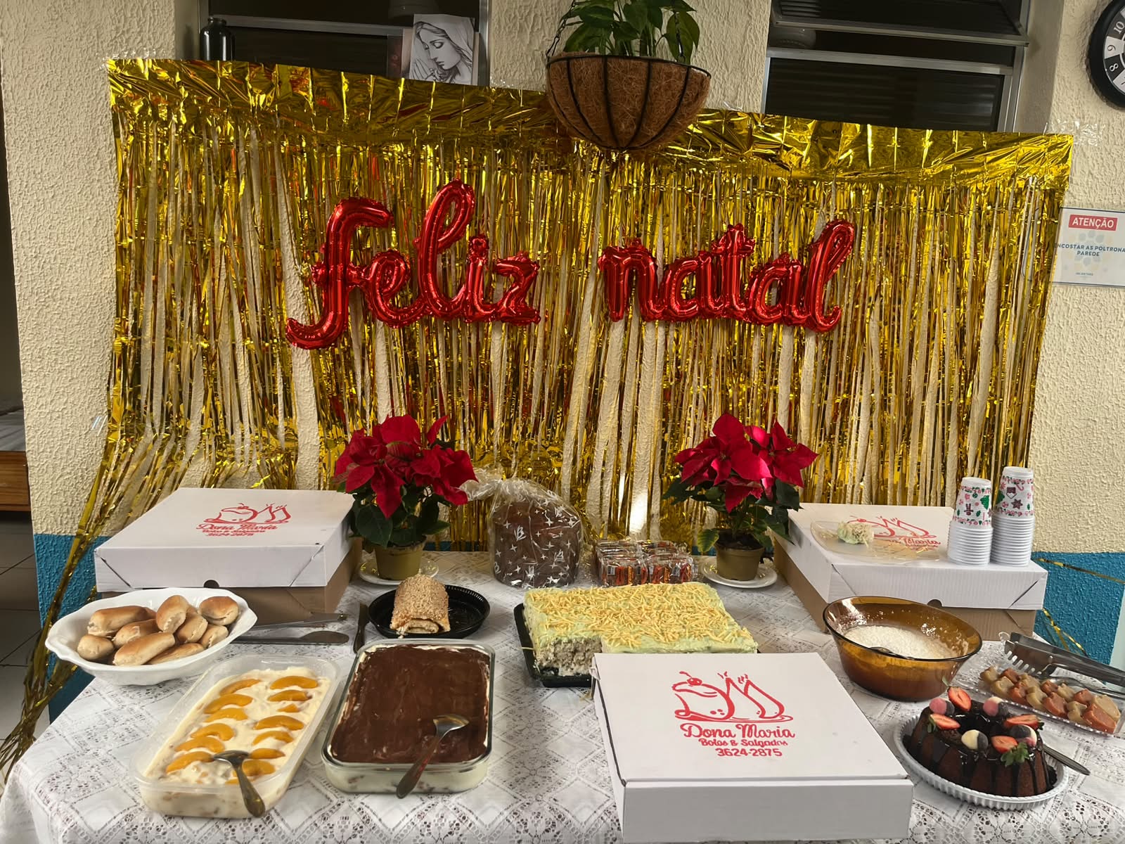 Mesa decorada para celebração de Natal no Incantare Residencial Sênior